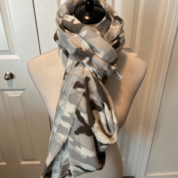 Aerie one size camo blanket scarf - Picture 6 of 10
